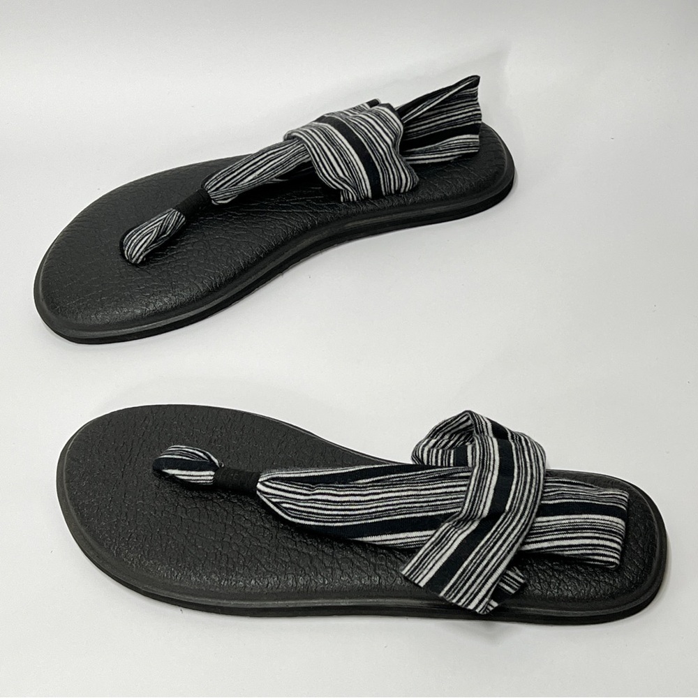 SANUK Black and Gray Striped Strappy Summer beach  Beach Sandal